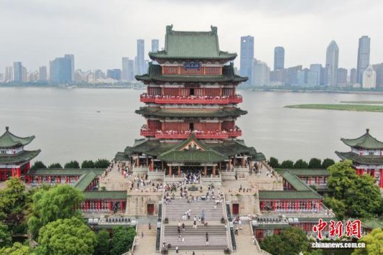 5月2日,江西南昌东湖区,“江南名楼”滕王阁迎来众多游客参观游览。 刘力鑫 摄 5月2日,江西南昌东湖区,“江南名楼”滕王阁迎来众多游客参观游览。 刘力鑫 摄