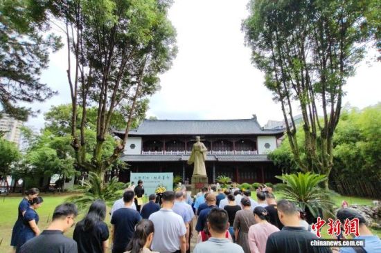 5月22日,纪念王安石逝世940周年活动在抚州市王安石纪念馆举行,众人向王安石雕像敬献鲜花,诵读祭文与诗词。姜涛 摄 5月22日,纪念王安石逝世940周年活动在抚州市王安石纪念馆举行,众人向王安石雕像敬献鲜花,诵读祭文与诗词。姜涛 摄