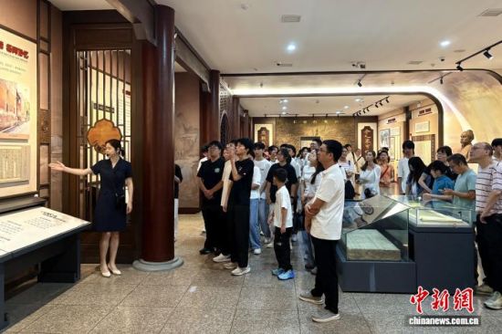8月12日,不少游客参观江西抚州市王安石纪念馆。程颖 摄 8月12日,不少游客参观江西抚州市王安石纪念馆。程颖 摄