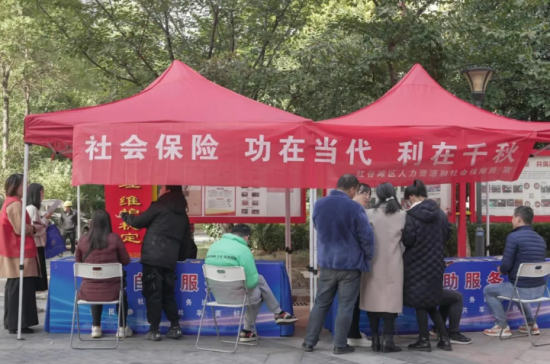 区人社局在社区开展“社保服务进万家”活动 区人社局在社区开展“社保服务进万家”活动