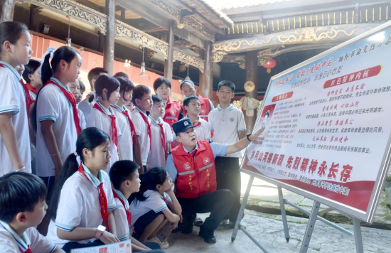 图乐平市公安局众埠派出所“红色义警”民警彭星磊正对照革命先辈方志敏展板等,给该村小学6年级的学生开展“入学第一课”教育。. 图乐平市公安局众埠派出所“红色义警”民警彭星磊正对照革命先辈方志敏展板等,给该村小学6年级的学生开展“入学第一课”教育。.