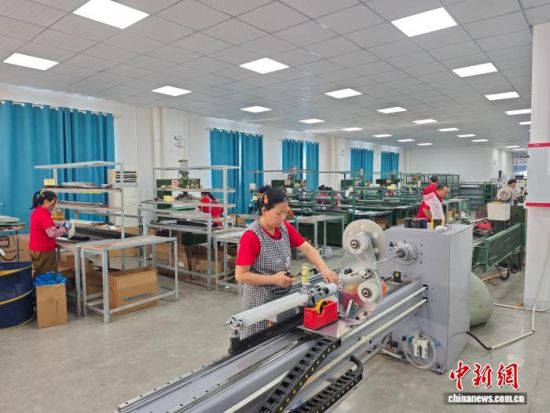 图为江西碳翔新材料有限公司生产车间内,工人们正在生产碳纤维制品。 熊锦阳 摄 图为江西碳翔新材料有限公司生产车间内,工人们正在生产碳纤维制品。 熊锦阳 摄