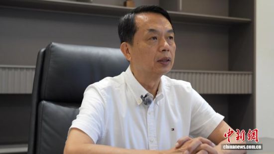 8月上旬,在江西南昌高新区的南昌光群雷射科技有限公司,台湾光群集团董事长郭维武接受中新网采访。吴思瑜 摄 8月上旬,在江西南昌高新区的南昌光群雷射科技有限公司,台湾光群集团董事长郭维武接受中新网采访。吴思瑜 摄