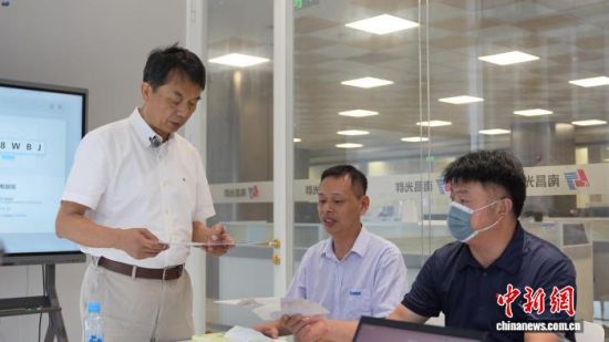 8月上旬,在江西南昌高新区的南昌光群雷射科技有限公司内,台湾光群集团董事长郭维武在工作。吴思瑜 摄 8月上旬,在江西南昌高新区的南昌光群雷射科技有限公司内,台湾光群集团董事长郭维武在工作。吴思瑜 摄