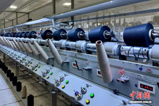 图为江西嘉盛精密纺织有限公司生产车间。卢梦梦 摄 图为江西嘉盛精密纺织有限公司生产车间。卢梦梦 摄