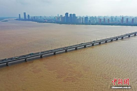 9月4日,江西南昌,赣江南昌段水位上涨,车辆通过赣江之上的南昌大桥。刘占昆 摄 9月4日,江西南昌,赣江南昌段水位上涨,车辆通过赣江之上的南昌大桥。刘占昆 摄