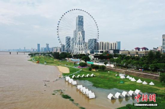 9月4日,江西南昌,赣江南昌段水位上涨,沿江部分低洼区域受淹。刘占昆 摄 9月4日,江西南昌,赣江南昌段水位上涨,沿江部分低洼区域受淹。刘占昆 摄