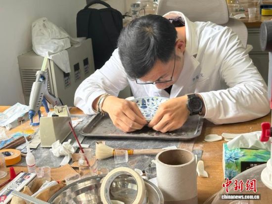 8月31日,在景德镇御窑博物院内,工作人员正在修复一件文物。中新社记者 李韵涵 摄 8月31日,在景德镇御窑博物院内,工作人员正在修复一件文物。中新社记者 李韵涵 摄