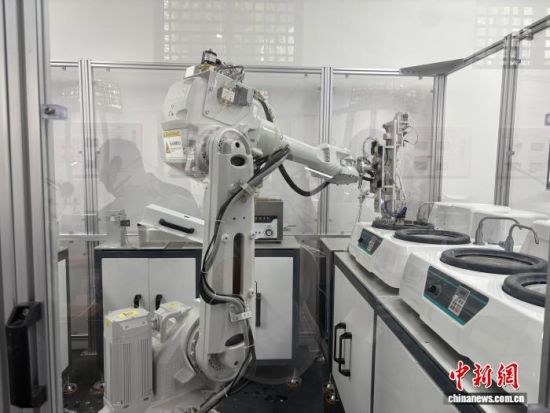 8月31日,在景德镇御窑博物院内,智能设备正在帮助制作陶瓷标本。中新社记者 李韵涵 摄 8月31日,在景德镇御窑博物院内,智能设备正在帮助制作陶瓷标本。中新社记者 李韵涵 摄