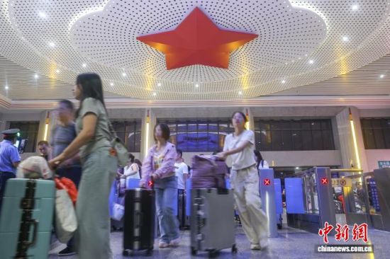 图为9月2日,江西兴国站,旅客检票进站。刘力鑫 摄 图为9月2日,江西兴国站,旅客检票进站。刘力鑫 摄