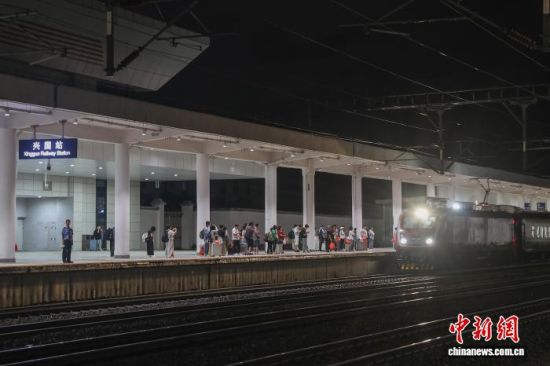 图为9月2日,江西兴国站,旅客在站台上候车。刘力鑫 摄 图为9月2日,江西兴国站,旅客在站台上候车。刘力鑫 摄