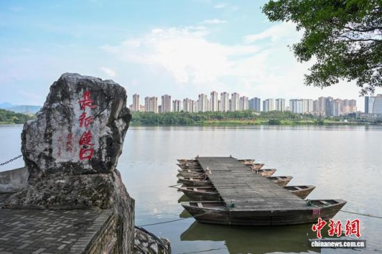 8月13日,江西省于都县中央红军长征出发地纪念园内的“长征渡口”。 中新社记者 赵文宇 摄 8月13日,江西省于都县中央红军长征出发地纪念园内的“长征渡口”。 中新社记者 赵文宇 摄