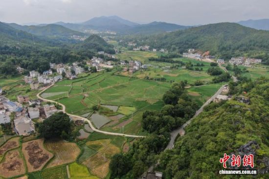 8月14日,航拍江西赣州于都县上堡畲族村。 中新社记者 刘力鑫 摄 8月14日,航拍江西赣州于都县上堡畲族村。 中新社记者 刘力鑫 摄