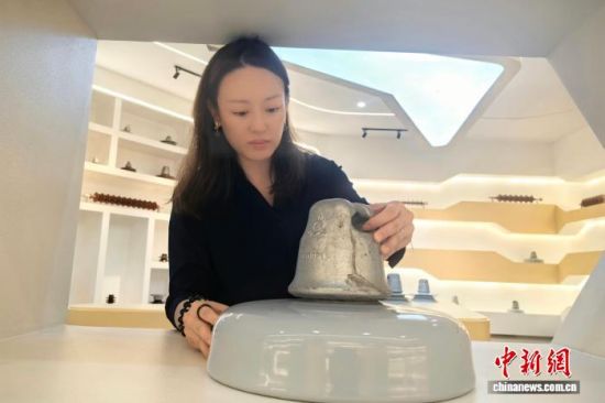 8月中旬,在位于江西省萍乡市芦溪县的大莲电瓷(江西)有限公司,台青朱薏德在介绍公司产品。记者 吴鹏泉 摄 8月中旬,在位于江西省萍乡市芦溪县的大莲电瓷(江西)有限公司,台青朱薏德在介绍公司产品。记者 吴鹏泉 摄