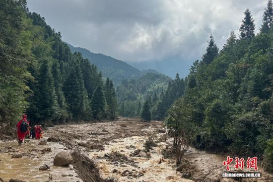 9月6日,江西遂川县,救援人员徒步进入高坪镇明坑村泥石流灾害现场。刘力鑫 摄 9月6日,江西遂川县,救援人员徒步进入高坪镇明坑村泥石流灾害现场。刘力鑫 摄