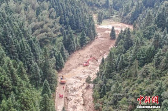 9月6日,江西遂川县,中国安能第二工程局的机械设备正在抢通前往高坪镇明坑村灾害核心区域的道路。刘力鑫 摄 9月6日,江西遂川县,中国安能第二工程局的机械设备正在抢通前往高坪镇明坑村灾害核心区域的道路。刘力鑫 摄