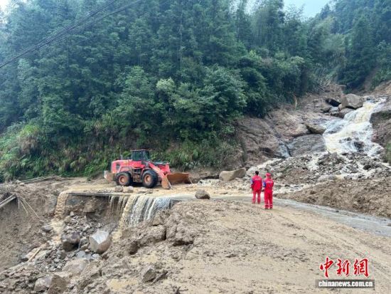 9月6日,在江西省遂川县高坪镇,救援人员正在处理道路塌方。朱莹 摄 9月6日,在江西省遂川县高坪镇,救援人员正在处理道路塌方。朱莹 摄