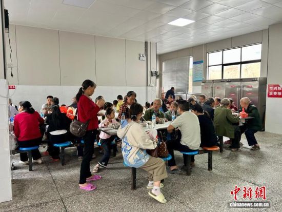 9月6日,在江西省遂川县高坪镇高坪中学,受灾群众在学校食堂用餐。朱莹 摄 9月6日,在江西省遂川县高坪镇高坪中学,受灾群众在学校食堂用餐。朱莹 摄