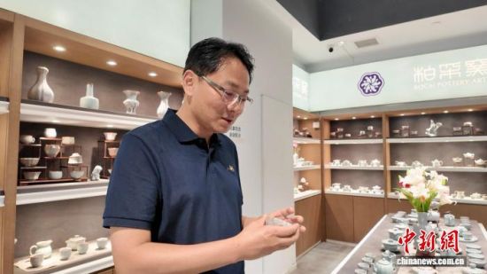 8月下旬,在江西景德镇陶溪川陶瓷文化创意园的“柏采窑”门店内,台胞何柏辉介绍汝窑茶具。朱莹摄 8月下旬,在江西景德镇陶溪川陶瓷文化创意园的“柏采窑”门店内,台胞何柏辉介绍汝窑茶具。朱莹摄