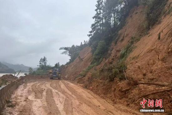 9月5日下午,在距江西遂川县泥石流灾害核心受灾点11公里处,来自中国安能第二工程局的救援队伍正就地组织小型滑坡处置,全力打通进场通道。周志明 摄2 9月5日下午,在距江西遂川县泥石流灾害核心受灾点11公里处,来自中国安能第二工程局的救援队伍正就地组织小型滑坡处置,全力打通进场通道。周志明 摄2