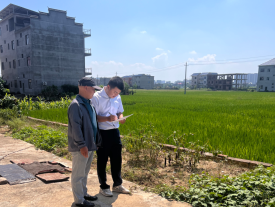 浦发银行上饶分行驻村工作队员在田埂了解群众基本情况 浦发银行上饶分行驻村工作队员在田埂了解群众基本情况