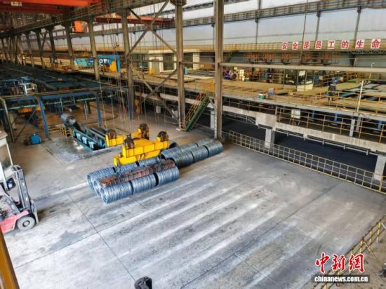 从2017年开始,台鑫钢铁摒弃粗放生产模式,系统性推进装备迭代、智能化与绿色化改造。图为8月31日拍摄的台鑫钢铁厂区。王剑 摄 从2017年开始,台鑫钢铁摒弃粗放生产模式,系统性推进装备迭代、智能化与绿色化改造。图为8月31日拍摄的台鑫钢铁厂区。王剑 摄