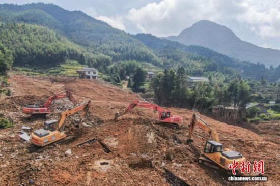 9月8日,在江西省遂川县高坪镇明坑村,大型机械设备在泥石流灾害核心区贴着滑坡体边缘稳铲慢剥、逐层清表。 刘力鑫 摄 9月8日,在江西省遂川县高坪镇明坑村,大型机械设备在泥石流灾害核心区贴着滑坡体边缘稳铲慢剥、逐层清表。 刘力鑫 摄