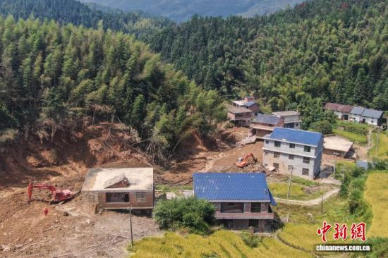 9月8日,在江西省遂川县高坪镇明坑村灾害核心区,救援人员开展救援。刘力鑫 摄 9月8日,在江西省遂川县高坪镇明坑村灾害核心区,救援人员开展救援。刘力鑫 摄