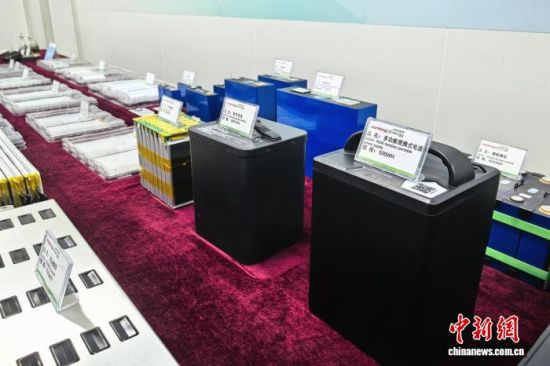 图为江西赣锋锂电科技股份有限公司展示的产品。记者 吴鹏泉 摄 图为江西赣锋锂电科技股份有限公司展示的产品。记者 吴鹏泉 摄