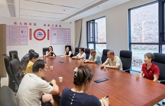 图为德兴市银城街道干部就集体“三资”管理专项整治在辖区村(居)开展民主协商,征求群众的意见建议。 德兴市银城街道供图 图为德兴市银城街道干部就集体“三资”管理专项整治在辖区村(居)开展民主协商,征求群众的意见建议。 德兴市银城街道供图