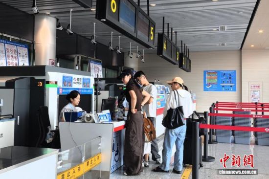 9月9日,江西赣州瑞金机场,旅客在办理登机手续。中新社记者 吴鹏泉 摄 9月9日,江西赣州瑞金机场,旅客在办理登机手续。中新社记者 吴鹏泉 摄