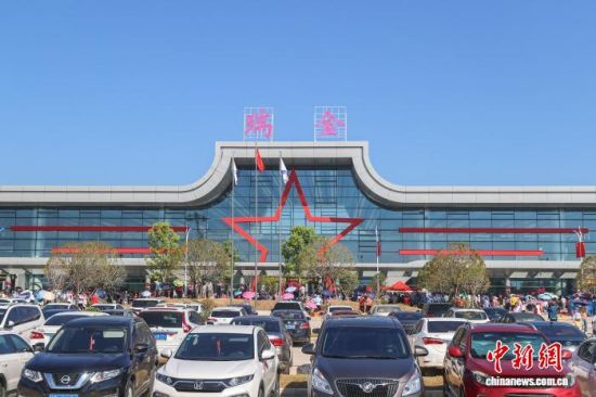 2025年9月28日,远眺江西赣州瑞金机场航站楼。(资料图)中新社记者 刘力鑫 摄 2025年9月28日,远眺江西赣州瑞金机场航站楼。(资料图)中新社记者 刘力鑫 摄
