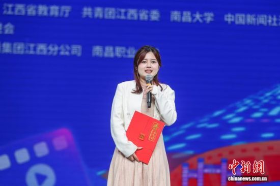 9月11日晚,第三届赣台青年短视频创作大赛颁奖仪式在江西庐山举行。图为金奖获奖选手刘博仪发表获奖感言。中新社记者 刘力鑫 摄 9月11日晚,第三届赣台青年短视频创作大赛颁奖仪式在江西庐山举行。图为金奖获奖选手刘博仪发表获奖感言。中新社记者 刘力鑫 摄
