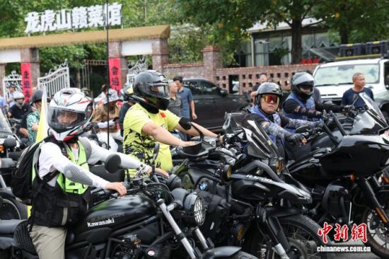 图为龙虎山户外机车嘉年华活动现场。 舒鹏 摄 图为龙虎山户外机车嘉年华活动现场。 舒鹏 摄
