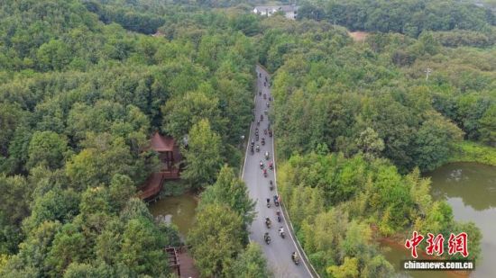 机车巡游队启程,在龙虎山景区的优美山水中骑行。 舒鹏 摄 机车巡游队启程,在龙虎山景区的优美山水中骑行。 舒鹏 摄