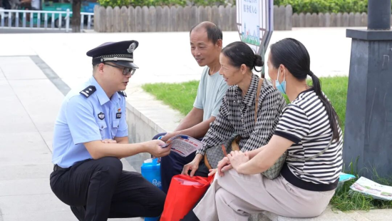 民警面对面为群众普及防诈骗知识.png 民警面对面为群众普及防诈骗知识.png
