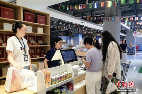 9月10日,江西赣州进口商品集采中心,当地市民在选购商品。中新社记者 吴鹏泉 摄 9月10日,江西赣州进口商品集采中心,当地市民在选购商品。中新社记者 吴鹏泉 摄