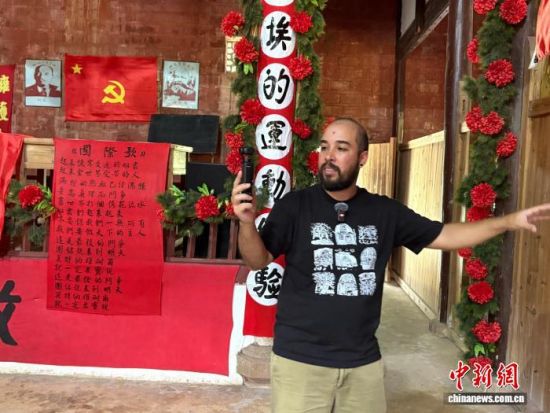 9月14日,在江西瑞金叶坪革命旧址群,外国媒体记者正在录制视频。中新社记者 李韵涵 摄 9月14日,在江西瑞金叶坪革命旧址群,外国媒体记者正在录制视频。中新社记者 李韵涵 摄