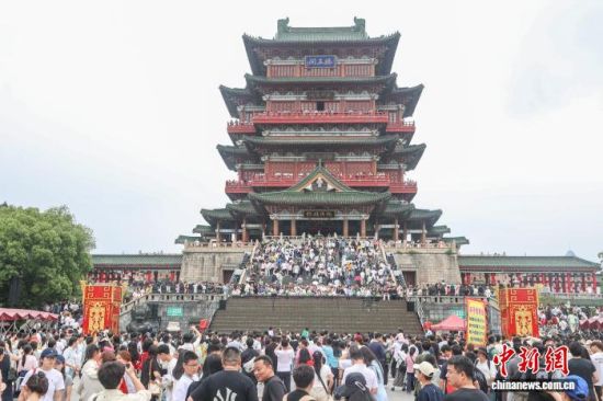 5月2日,江西南昌东湖区,滕王阁迎来众多游客观光游览。(资料图) 刘力鑫 摄 5月2日,江西南昌东湖区,滕王阁迎来众多游客观光游览。(资料图) 刘力鑫 摄