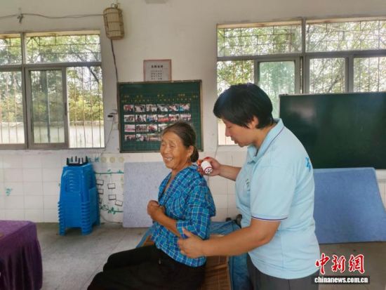 老人正在接受理疗按摩。 吉州区委统战部供图 老人正在接受理疗按摩。 吉州区委统战部供图