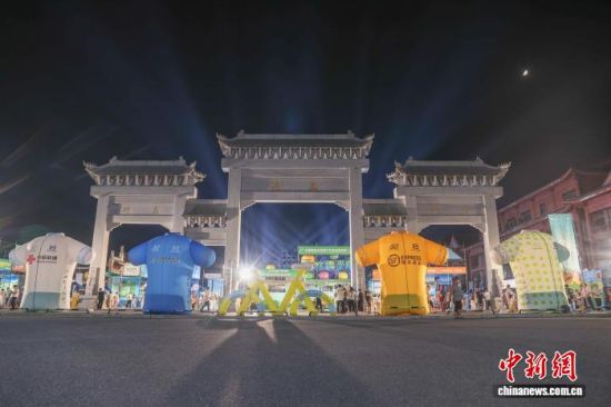 图为9月19日,2026第十四届环鄱阳湖国际自行车大赛开赛仪式在江西赣州崇义县三立广场举行。刘力鑫 摄 图为9月19日,2026第十四届环鄱阳湖国际自行车大赛开赛仪式在江西赣州崇义县三立广场举行。刘力鑫 摄