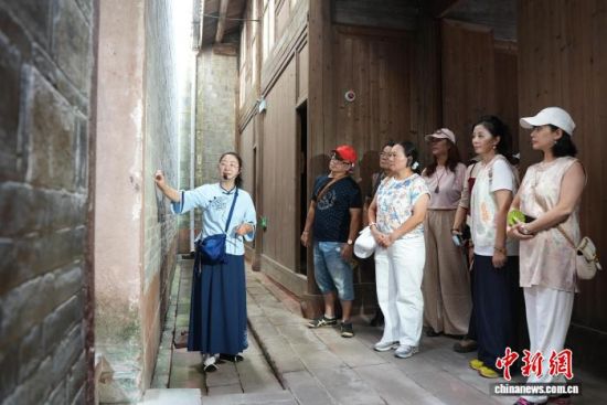 9月21日,海峡两岸(昌台)婚姻家庭联谊活动参访团成员走进南昌汪山土库景区。吴敏 摄 9月21日,海峡两岸(昌台)婚姻家庭联谊活动参访团成员走进南昌汪山土库景区。吴敏 摄