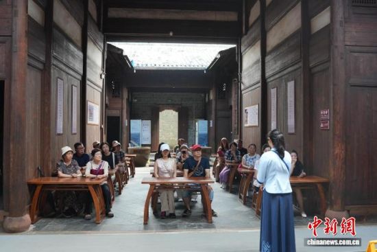 9月21日,海峡两岸(昌台)婚姻家庭联谊活动参访团成员走进南昌汪山土库景区。吴敏 摄2 9月21日,海峡两岸(昌台)婚姻家庭联谊活动参访团成员走进南昌汪山土库景区。吴敏 摄2