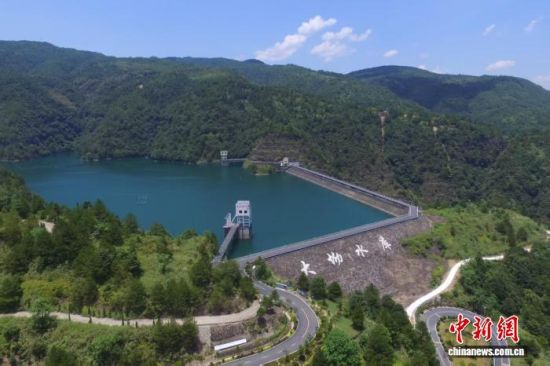 图为航拍江西省上饶市武夷湖(大坳水库)。民建上饶市委会 供图 图为航拍江西省上饶市武夷湖(大坳水库)。民建上饶市委会 供图