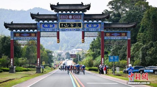 参赛选手正在江西三百山景区激烈比拼。 安远县融媒体中心供图 参赛选手正在江西三百山景区激烈比拼。 安远县融媒体中心供图