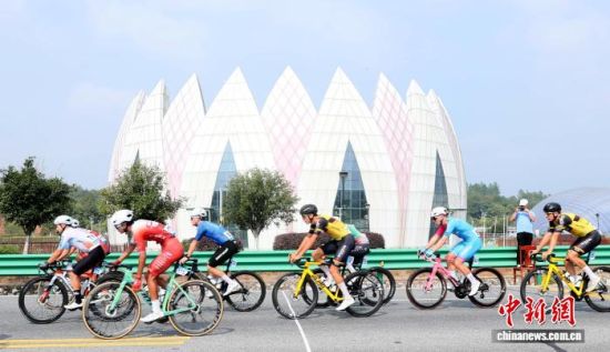 图为9月22日,江西抚州广昌县,2026第十四届环鄱赛第三赛段比赛现场,选手们经过广昌现代农业示范园。环鄱赛组委会供图 图为9月22日,江西抚州广昌县,2026第十四届环鄱赛第三赛段比赛现场,选手们经过广昌现代农业示范园。环鄱赛组委会供图