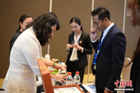 9月22日,2026国际合作伙伴与国际友城青年领袖对话江西活动在南昌举行。图为经贸交流对接会上,中外官员、客商面对面洽谈交流。吴敏 摄 9月22日,2026国际合作伙伴与国际友城青年领袖对话江西活动在南昌举行。图为经贸交流对接会上,中外官员、客商面对面洽谈交流。吴敏 摄