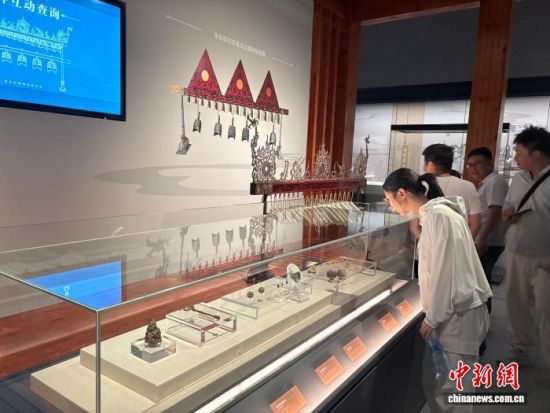 9月23日,“王畿江都——汉代江都王国历史与文化展”在南昌汉代海昏侯国遗址博物馆开幕。中新社记者 李韵涵 摄2 9月23日,“王畿江都——汉代江都王国历史与文化展”在南昌汉代海昏侯国遗址博物馆开幕。中新社记者 李韵涵 摄2
