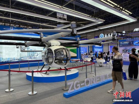 9月19日,2026垂直起降飞行器大会在江西景德镇开幕。图为大会期间观众参观同步举办的2026景德镇低空产业生态展。李韵涵 摄 9月19日,2026垂直起降飞行器大会在江西景德镇开幕。图为大会期间观众参观同步举办的2026景德镇低空产业生态展。李韵涵 摄