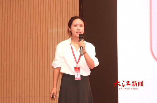 参赛选手进行项目路演. 参赛选手进行项目路演.